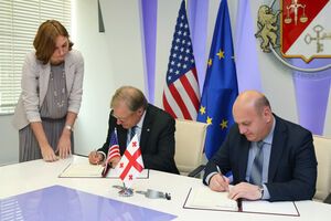 Министр финансов Грузии Нодар Хадури и посол США в Грузии Ричард Норланд