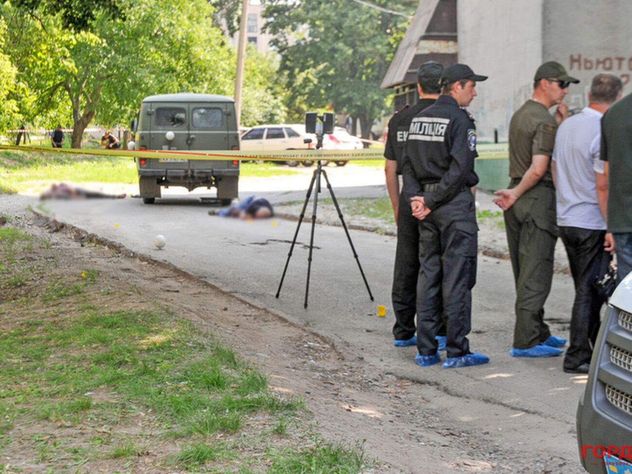 По словам очевидцев, преступник поджидал машину, сидя в маске и с автоматом