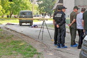 По словам очевидцев, преступник поджидал машину, сидя в маске и с автоматом