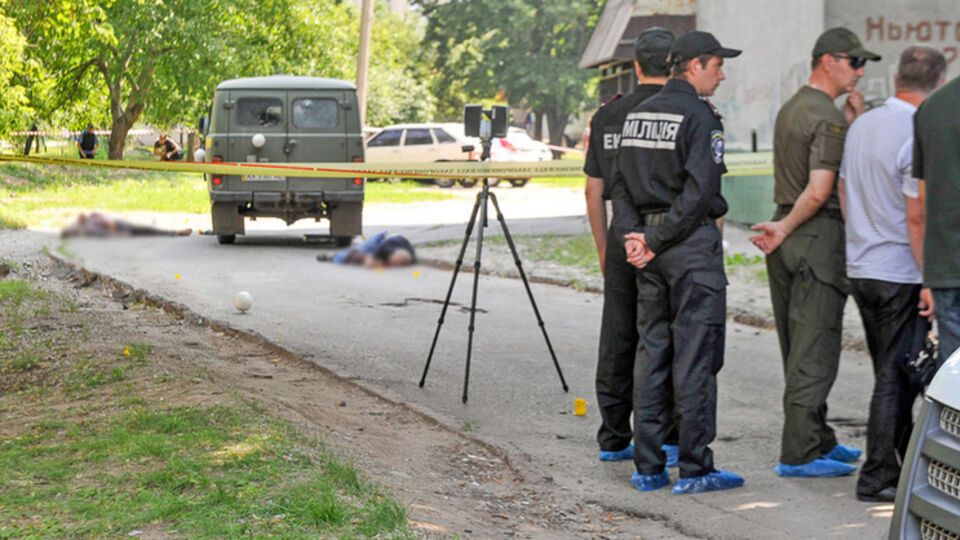 По словам очевидцев, преступник поджидал машину, сидя в маске и с автоматом