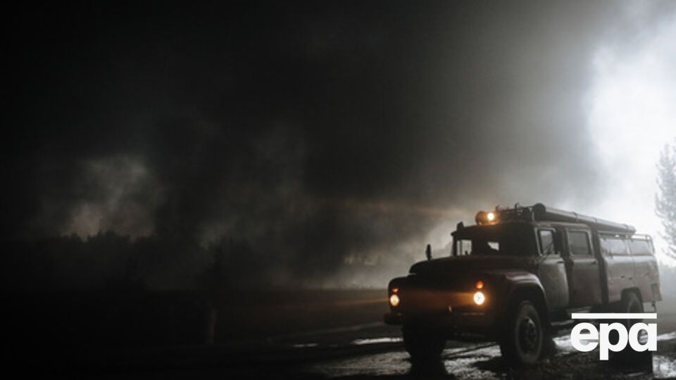 Спасатели продолжают тушение тлеющего торфа