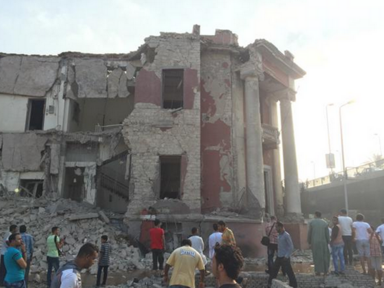 Взрыв произошел с тыльной части консульства