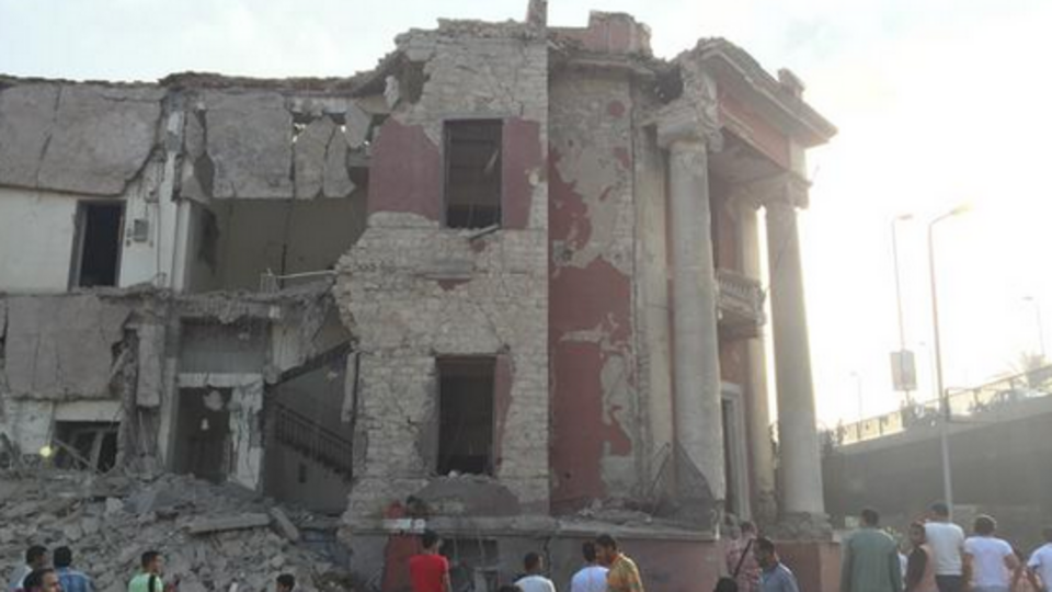 Взрыв произошел с тыльной части консульства