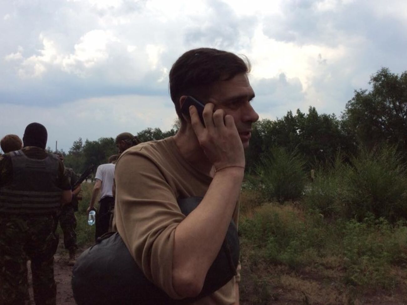 Геращенко: Они просят телефон позвонить маме и жене. "Ксюша, дорогая, я на свободе, я люблю тебя!" --- кричит один из них, а там эхом вскрикивает любимая