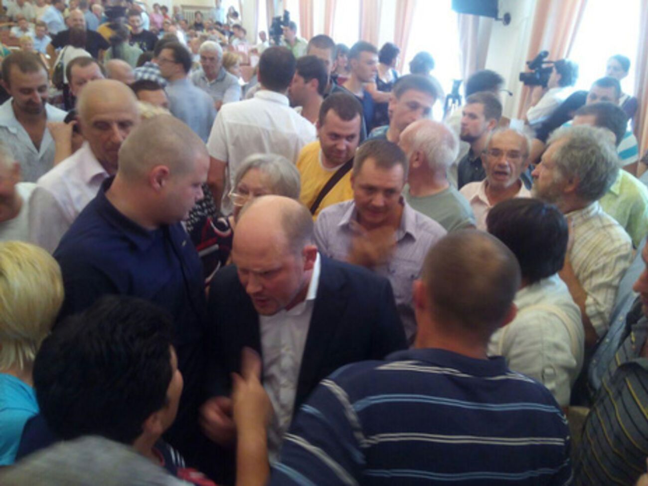 Аваков сравнил конфликт в Полтаве с дракой между голубыми и проститутками