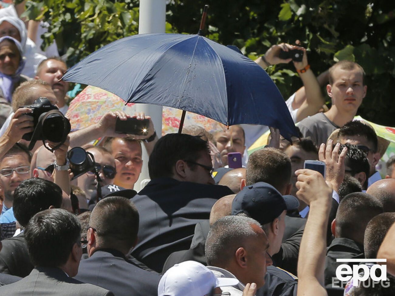 Сербскому премьеру пришлось в срочном порядке покинуть церемонию