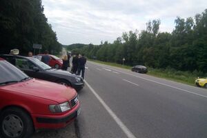 Во Львове активисты блокируют дорогу, чтобы задержать военных, направляющихся в Мукачево