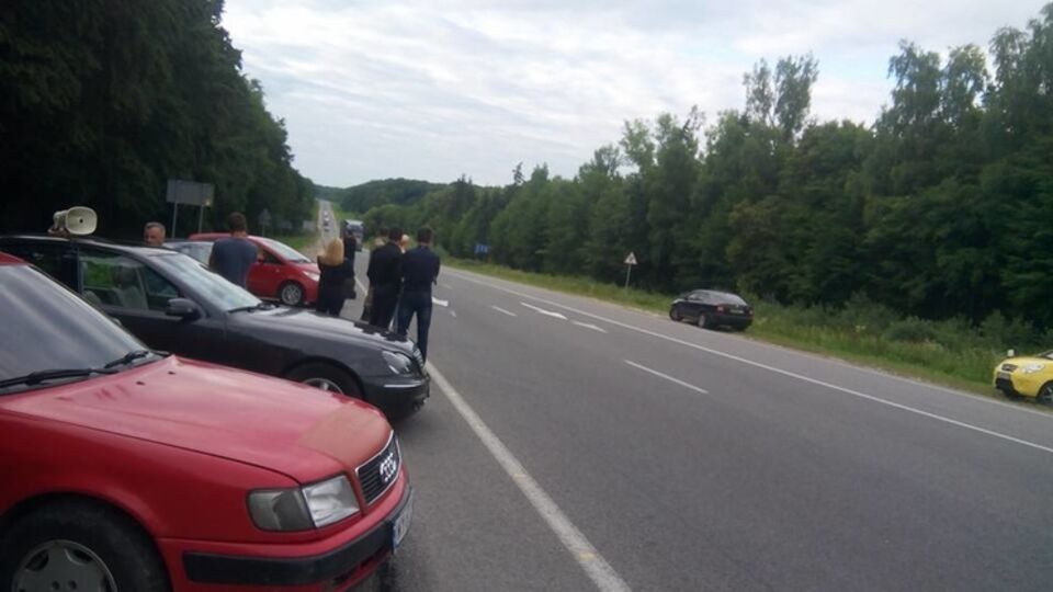 Во Львове активисты блокируют дорогу, чтобы задержать военных, направляющихся в Мукачево