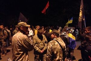 Под Администрацией Президента в Киеве продолжается митинг националистов. Фоторепортаж