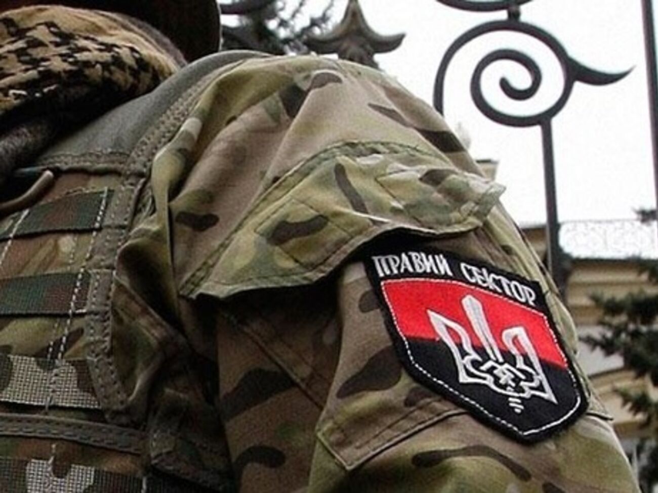 В Днепропетровске сторонники "Правого сектора" собрались возле здания облуправление МВД