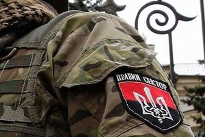 В Днепропетровске сторонники "Правого сектора" собрались возле здания облуправление МВД