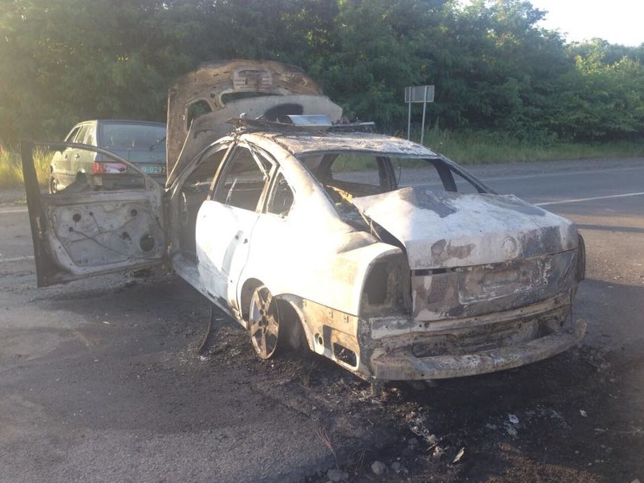 Автомобиль, сожженный в боевом столкновении в Мукачево