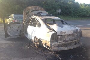 Автомобиль, сожженный в боевом столкновении в Мукачево