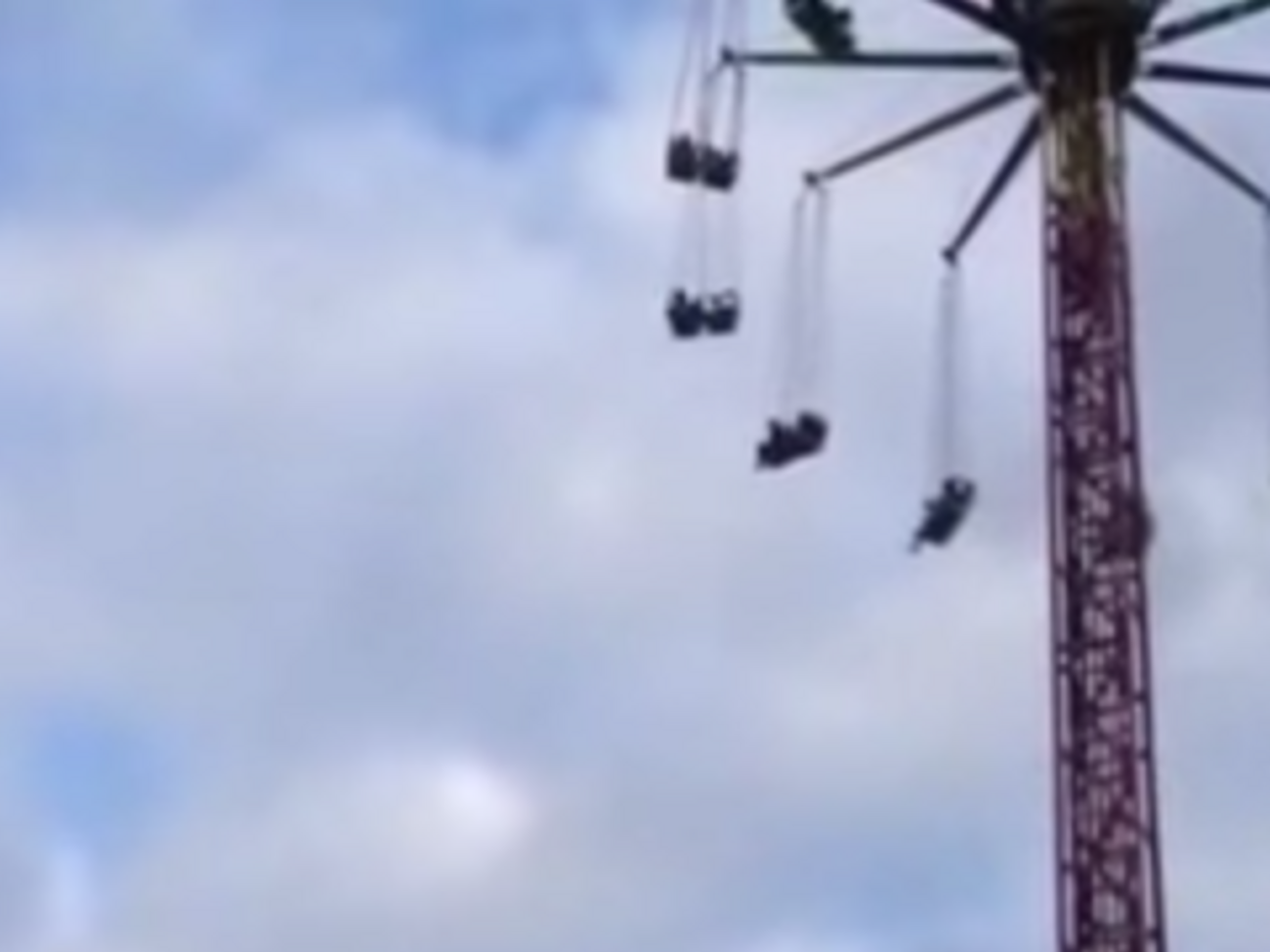 В Испании посетители аттракциона застряли на высоте 30 метров. Видео