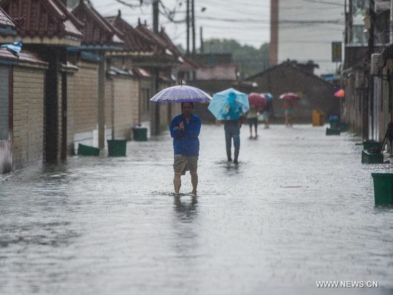 Тайфун принес сильный ветер и проливные дожди на восточное побережье Китая
