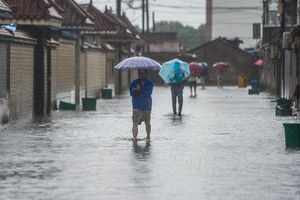 Тайфун принес сильный ветер и проливные дожди на восточное побережье Китая