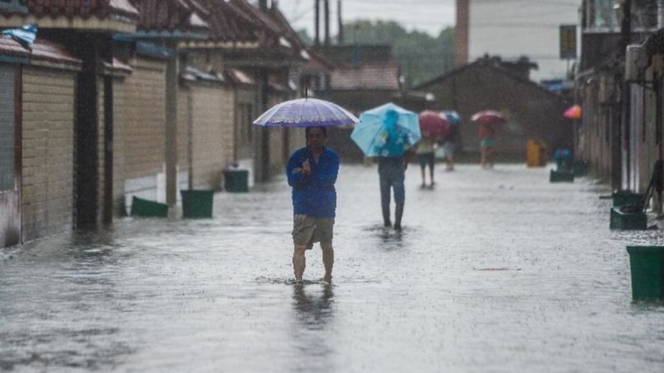 Тайфун принес сильный ветер и проливные дожди на восточное побережье Китая