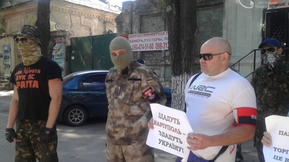 На пикете в Мариуполе собралось около 70 сторонников "Правого сектора"
