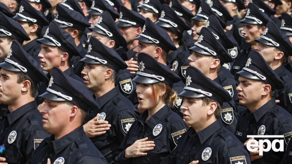 4 июля на Софиевской площади в Киеве сотрудники новой патрульной службы приняли присягу на верность народу Украины