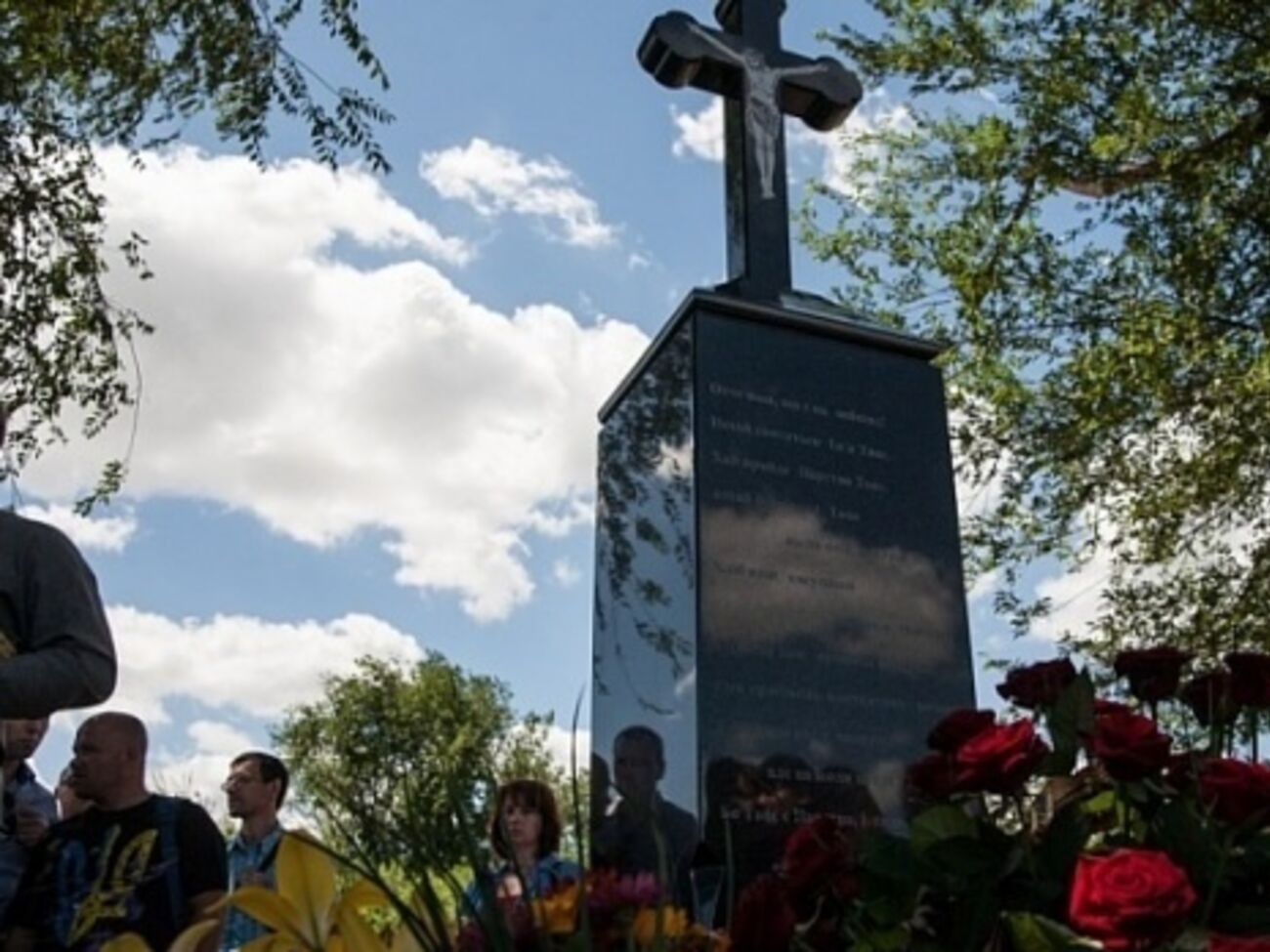 На монументе высечены слова молитвы "Отче наш" и строки из песни музыканта "Пусти меня"