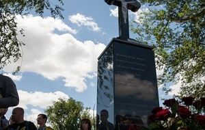 На монументе высечены слова молитвы "Отче наш" и строки из песни музыканта "Пусти меня"