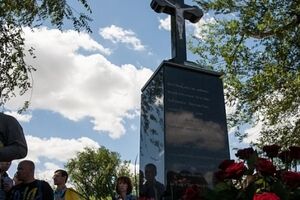 На монументе высечены слова молитвы "Отче наш" и строки из песни музыканта "Пусти меня"