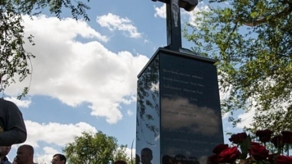 На монументе высечены слова молитвы "Отче наш" и строки из песни музыканта "Пусти меня"