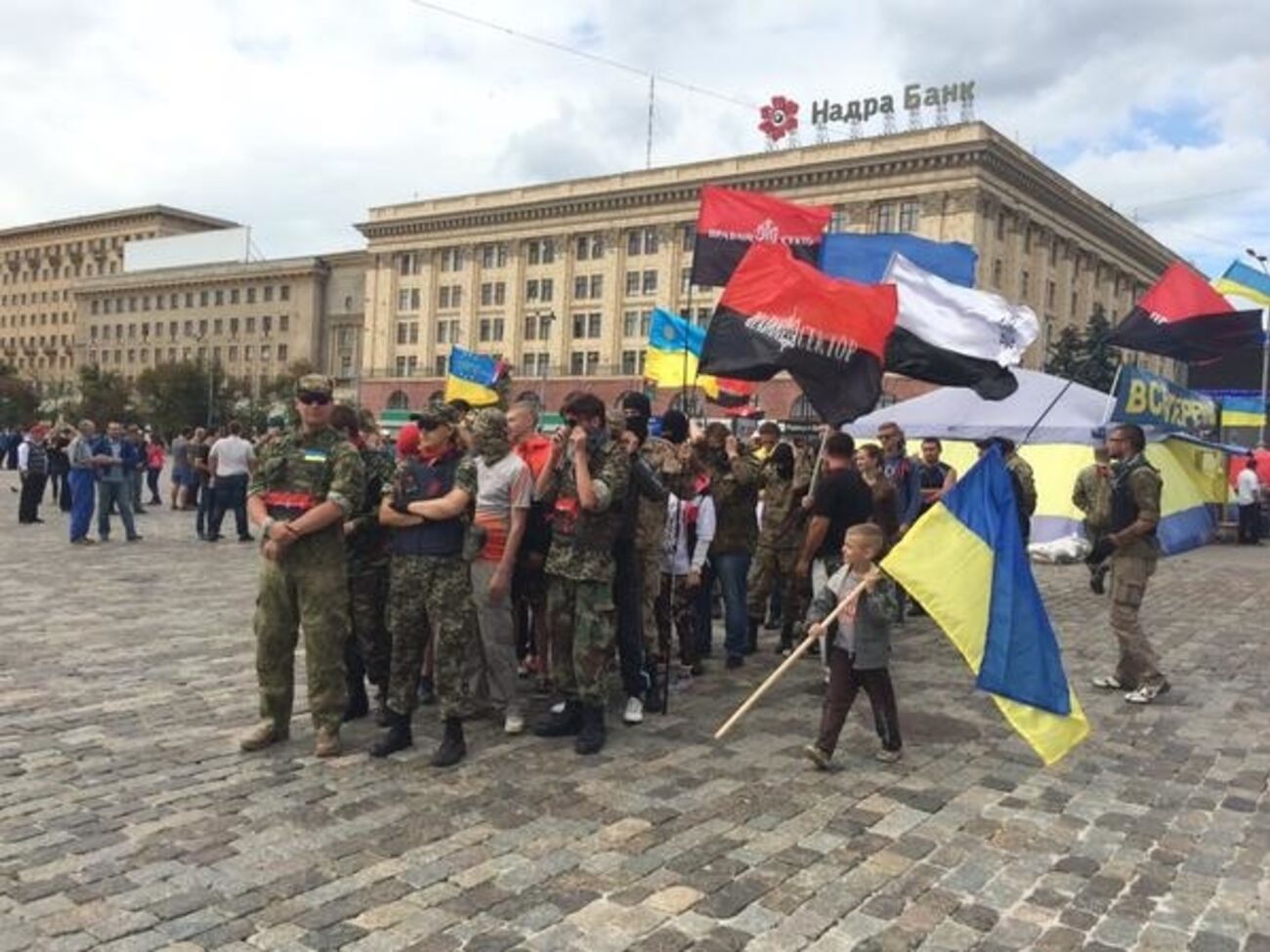 В Харькове представители "Правого сектора" прошлись колонной от здания ОГА до облуправления МВД. Фоторепортаж