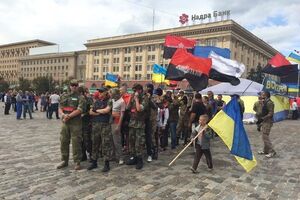 В Харькове представители "Правого сектора" прошлись колонной от здания ОГА до облуправления МВД. Фоторепортаж