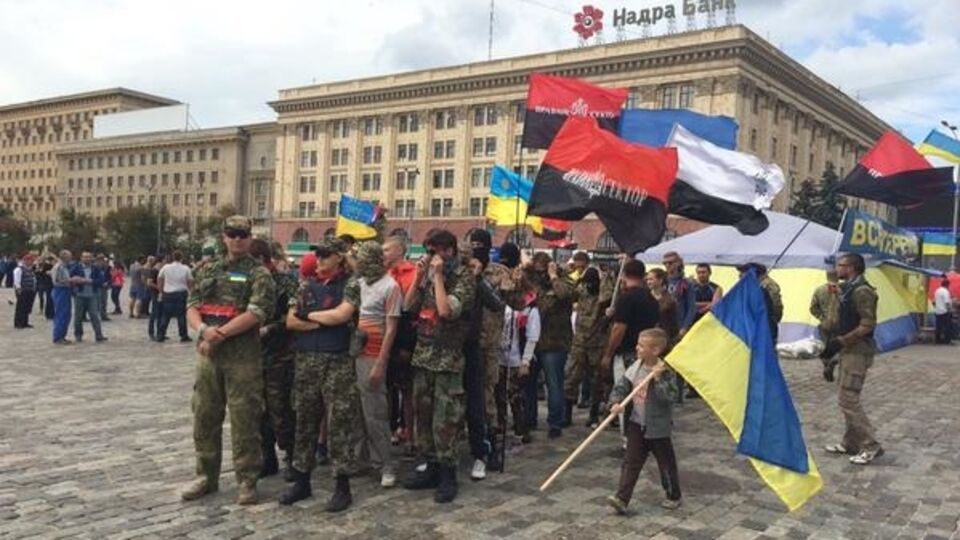 В Харькове представители "Правого сектора" прошлись колонной от здания ОГА до облуправления МВД. Фоторепортаж