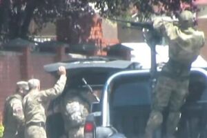 Доник: Посмотрите на экипировку этих людей в Мукачево. И зайдите на сайт "Правого сектора" и почитайте потребности 5-го батальона и "Госпитальеров", которые в этот момент воюют