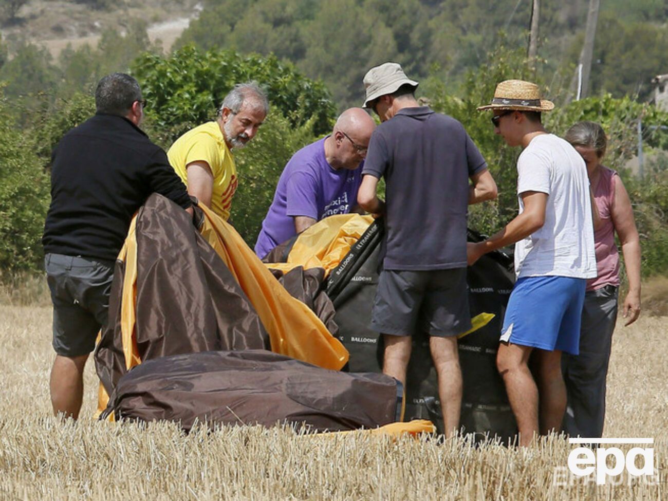 В Испании во время фестиваля упал воздушный шар с людьми, пилот погиб. Фоторепортаж
