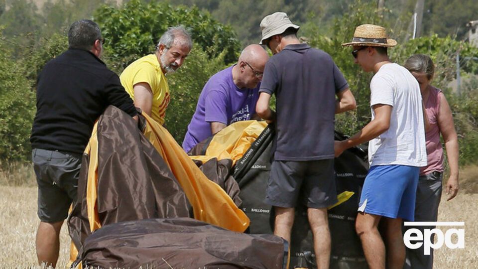 В Испании во время фестиваля упал воздушный шар с людьми, пилот погиб. Фоторепортаж