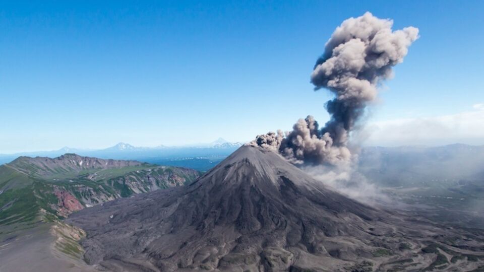 Вулкан Жупановский расположен в 100 км от города