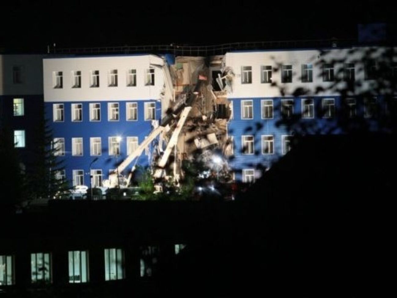 Под завалами еще остаются люди