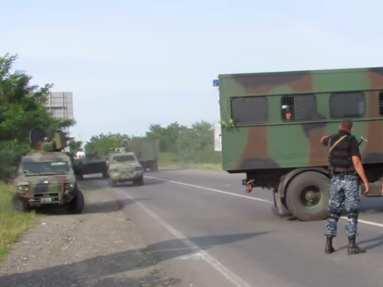 В район Мукачево прибыла колонна военной техники. Видео