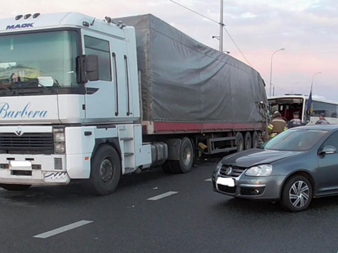 При столкновении трех автомобилей погиб один и пострадали шесть человек