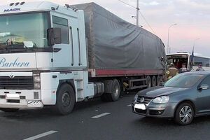 При столкновении трех автомобилей погиб один и пострадали шесть человек