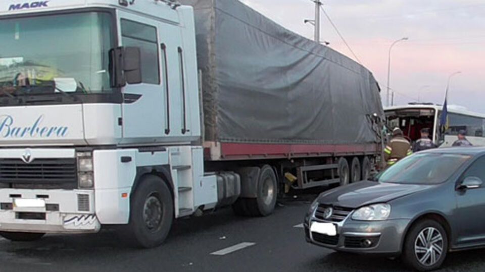 При столкновении трех автомобилей погиб один и пострадали шесть человек