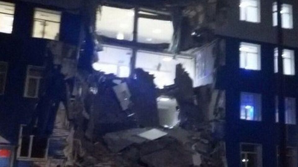 В результате обрушения здания погибли 23 человека