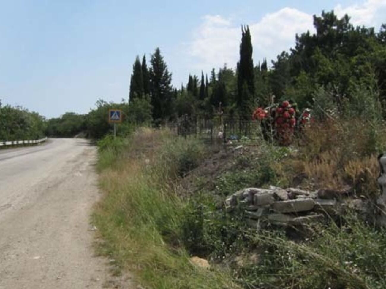 Кладбище в Алуште "доползло" до федеральной трассы