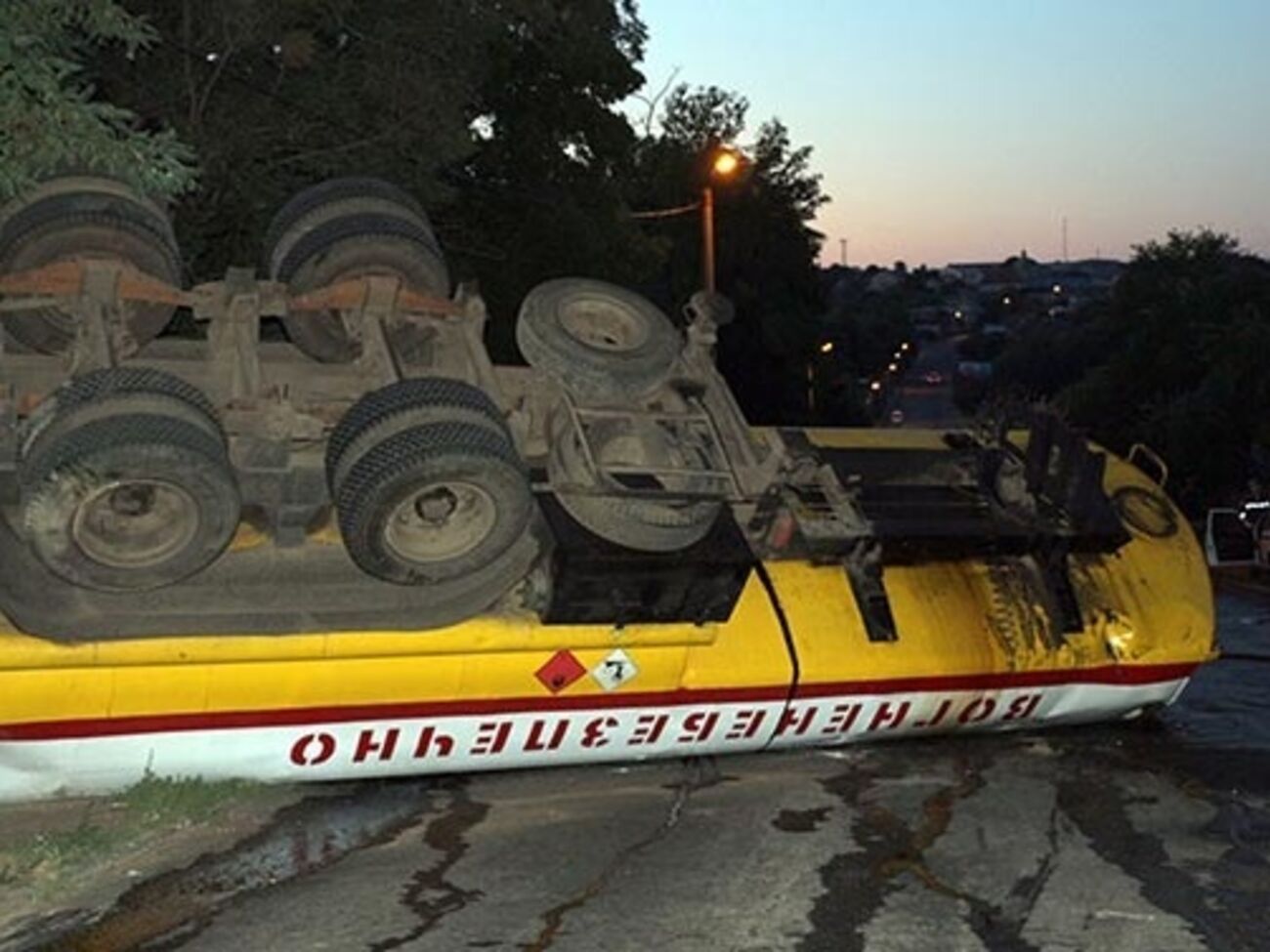 В Немирове Винницкой области перевернулась автоцистерна с дизельным топливом