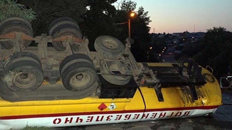 В Немирове Винницкой области перевернулась автоцистерна с дизельным топливом