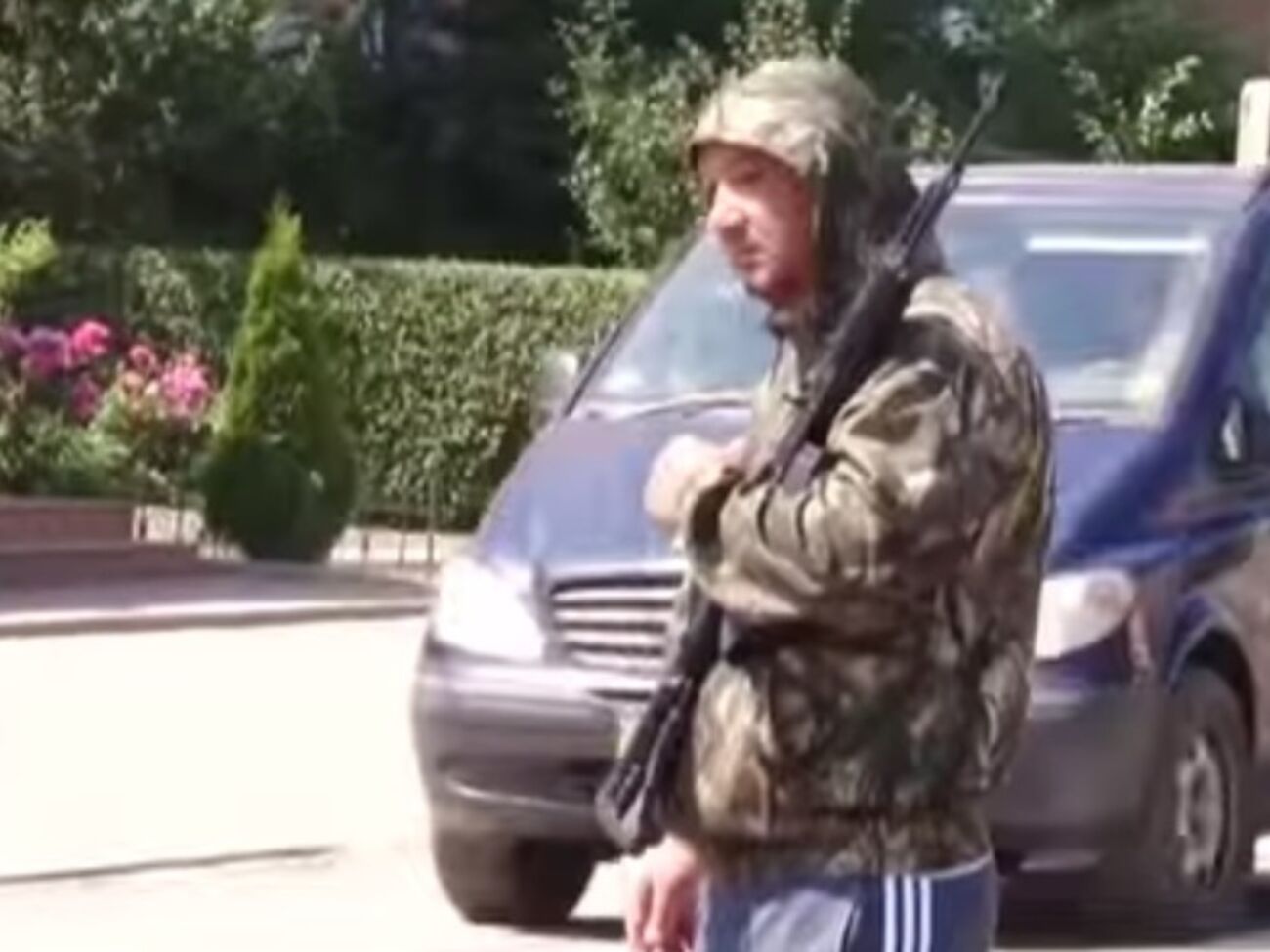 Местные журналисты утверждают, что вооруженный человек, снятый журналистами, входит в окружение нардепа Михаила Ланьо