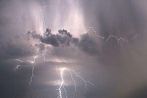 ГСЧС призвала граждан придерживаться правил безопасности во время грозы