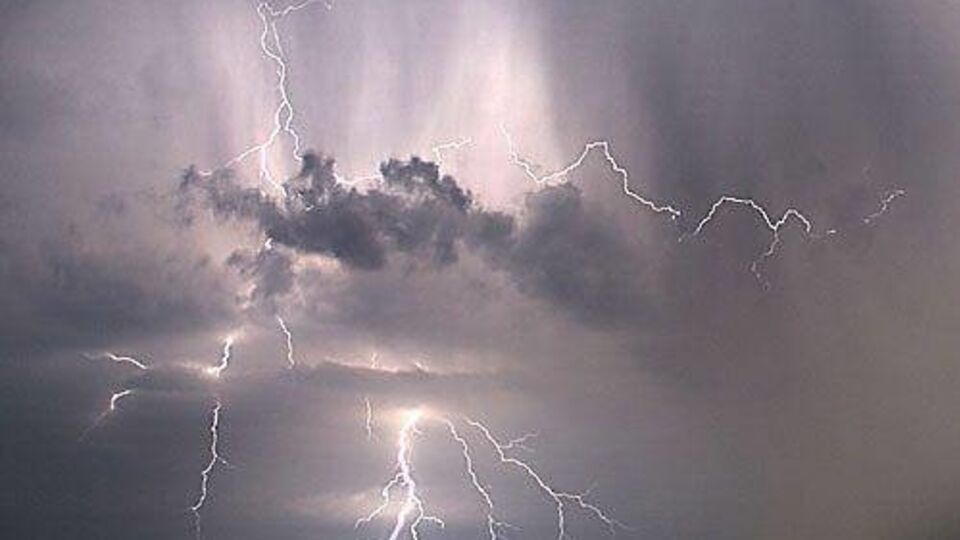 ГСЧС призвала граждан придерживаться правил безопасности во время грозы