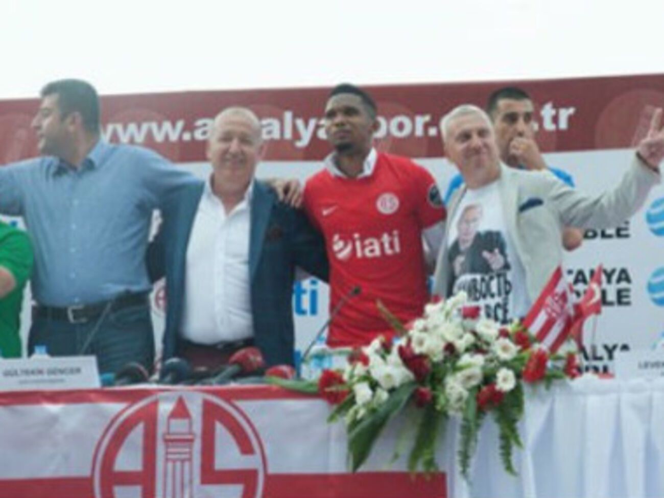 Левент Айдын 7 июля пришел на презентацию футболиста Самюэля Это’О в футболке с изображением президента России Владимира Путина и надписью "Вежливость наше все"