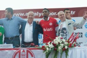 Левент Айдын 7 июля пришел на презентацию футболиста Самюэля Это’О в футболке с изображением президента России Владимира Путина и надписью "Вежливость наше все"