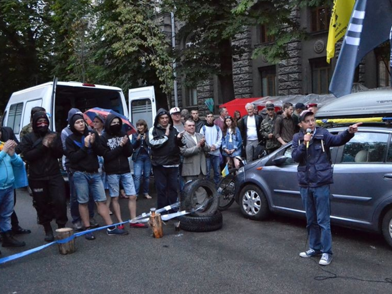 В Киеве под Администрацией Президента продлжается акция протеста сторонников "Правого сектора" в связи с событиями в Мукачево