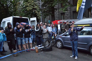 В Киеве под Администрацией Президента продлжается акция протеста сторонников "Правого сектора" в связи с событиями в Мукачево